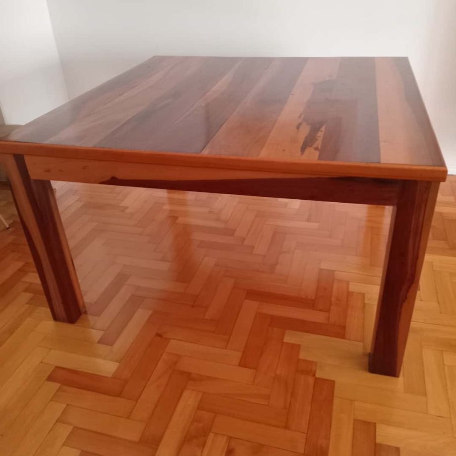 Mesa de diseño en madera