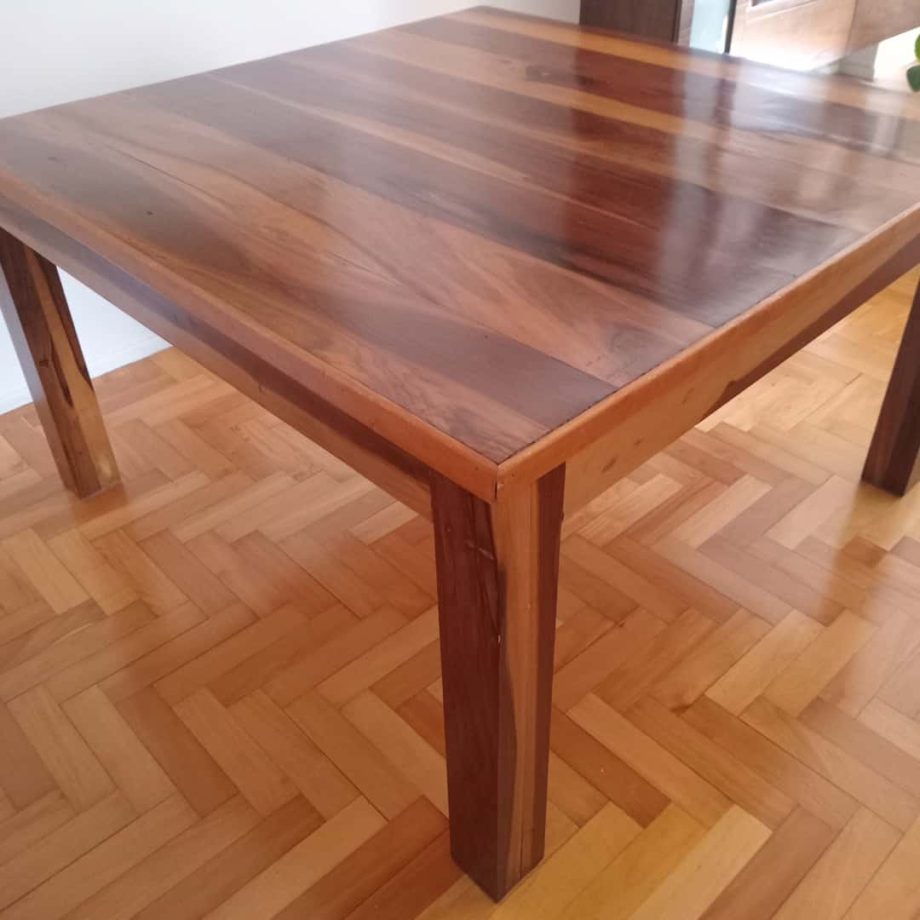 Mesa de diseño en madera