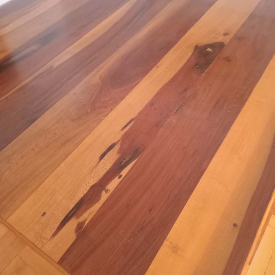 Mesa de diseño en madera