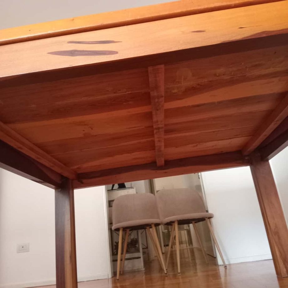Mesa de diseño en madera