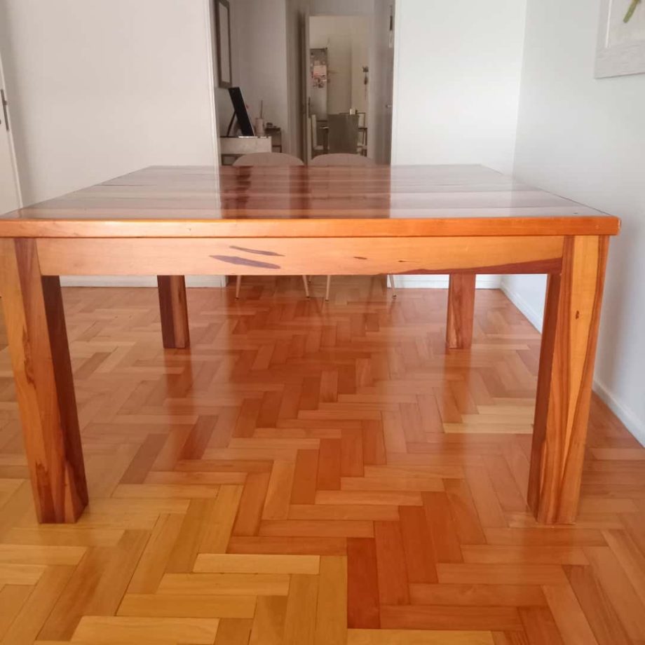 Mesa de diseño en madera