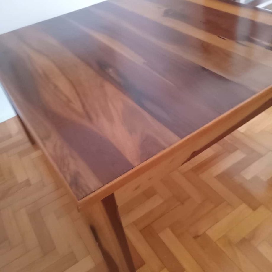 Mesa de diseño en madera