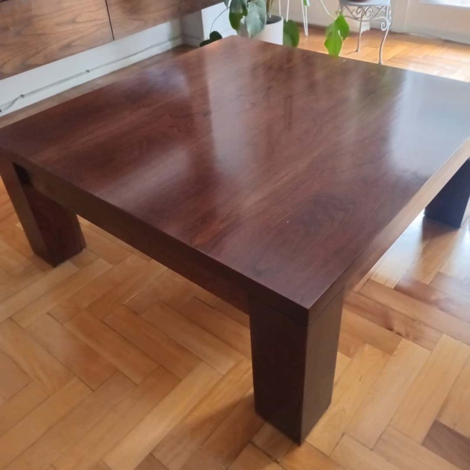 Mesa frente sofá