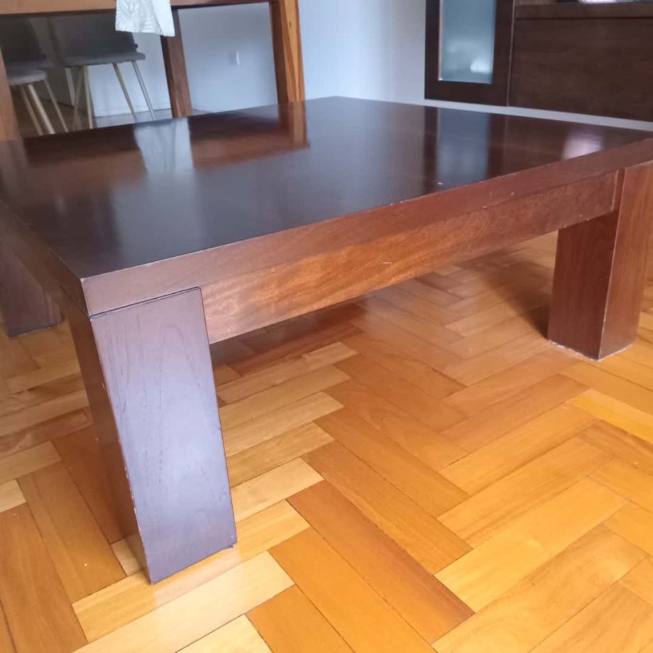 Mesa frente sofá