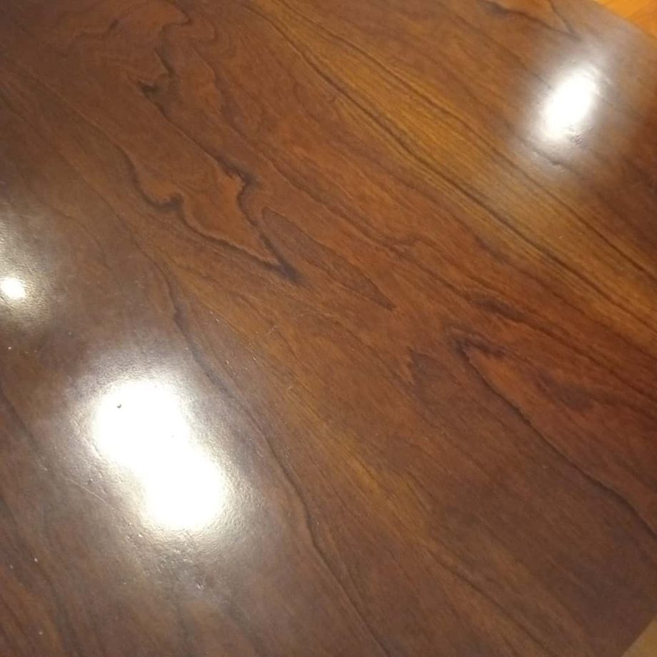 Mesa frente sofá