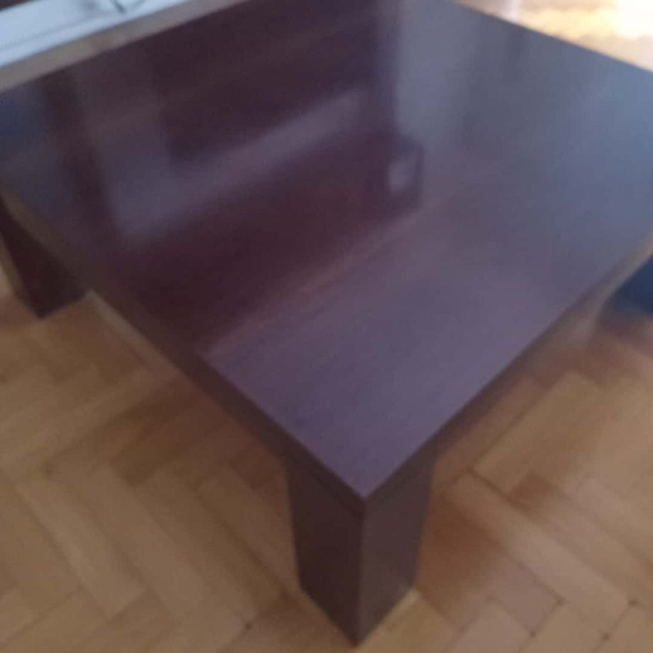 Mesa frente sofá