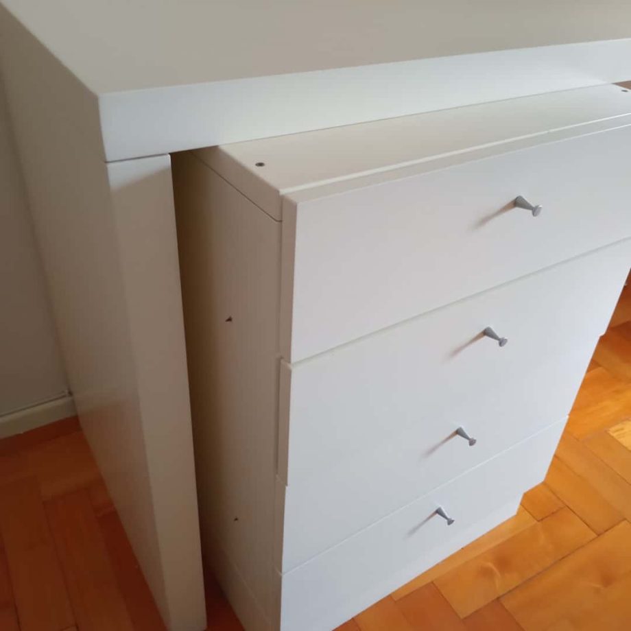 Escritorio con cajonera