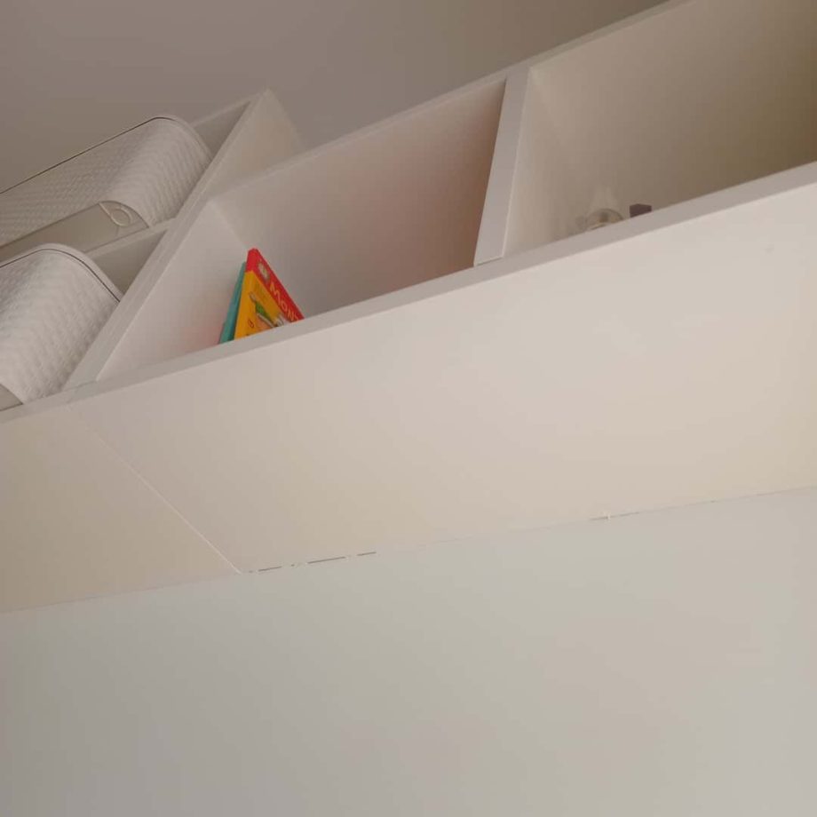 Escritorio con cajonera