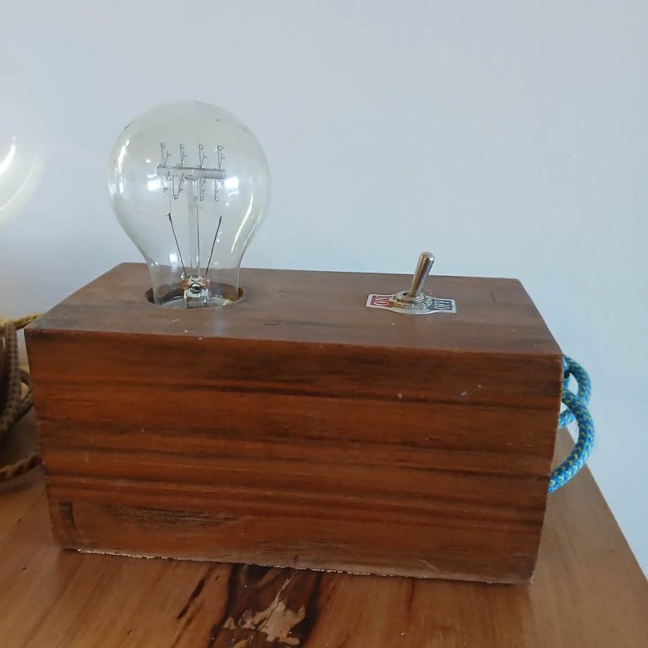 Artefactos lumínicos en madera