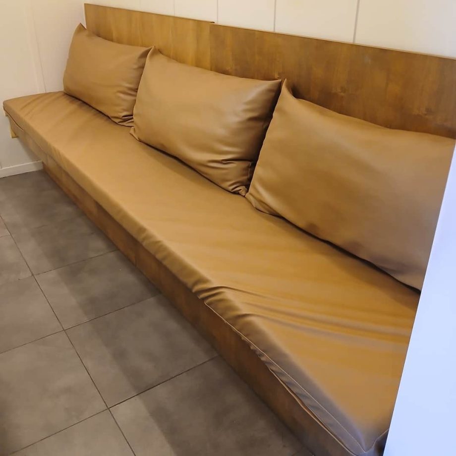 Par de bancos en madera