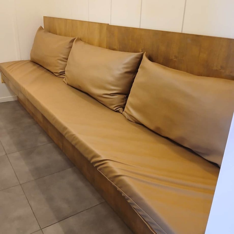 Par de bancos en madera
