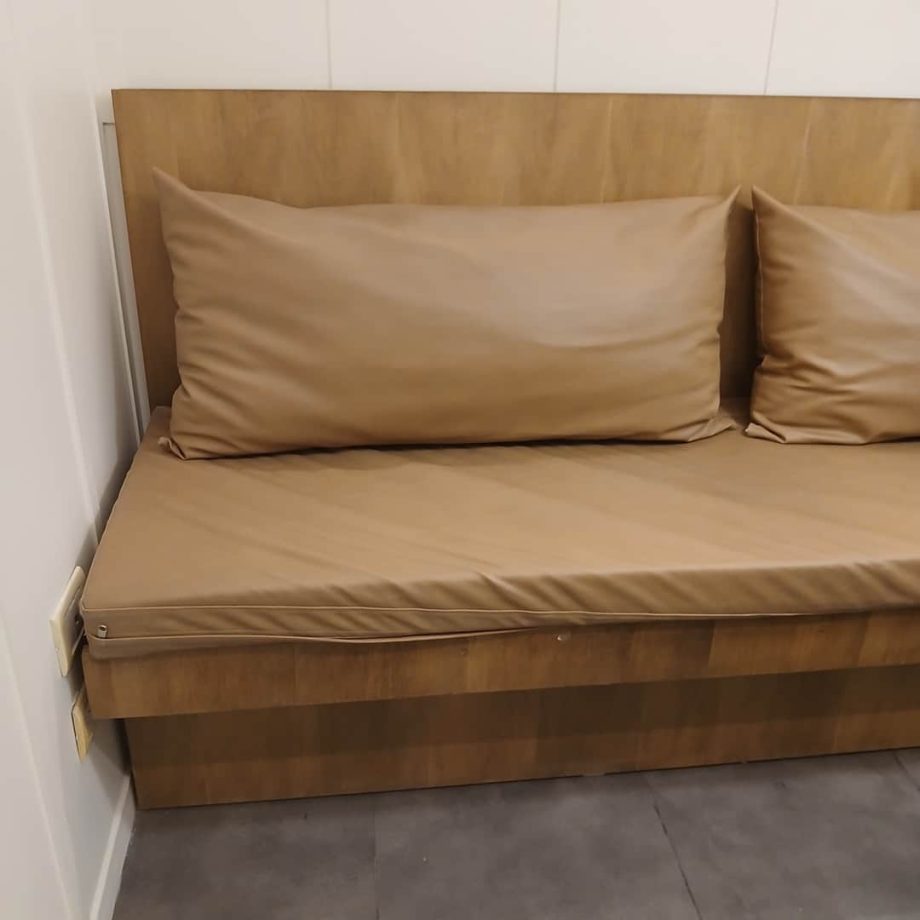 Par de bancos en madera
