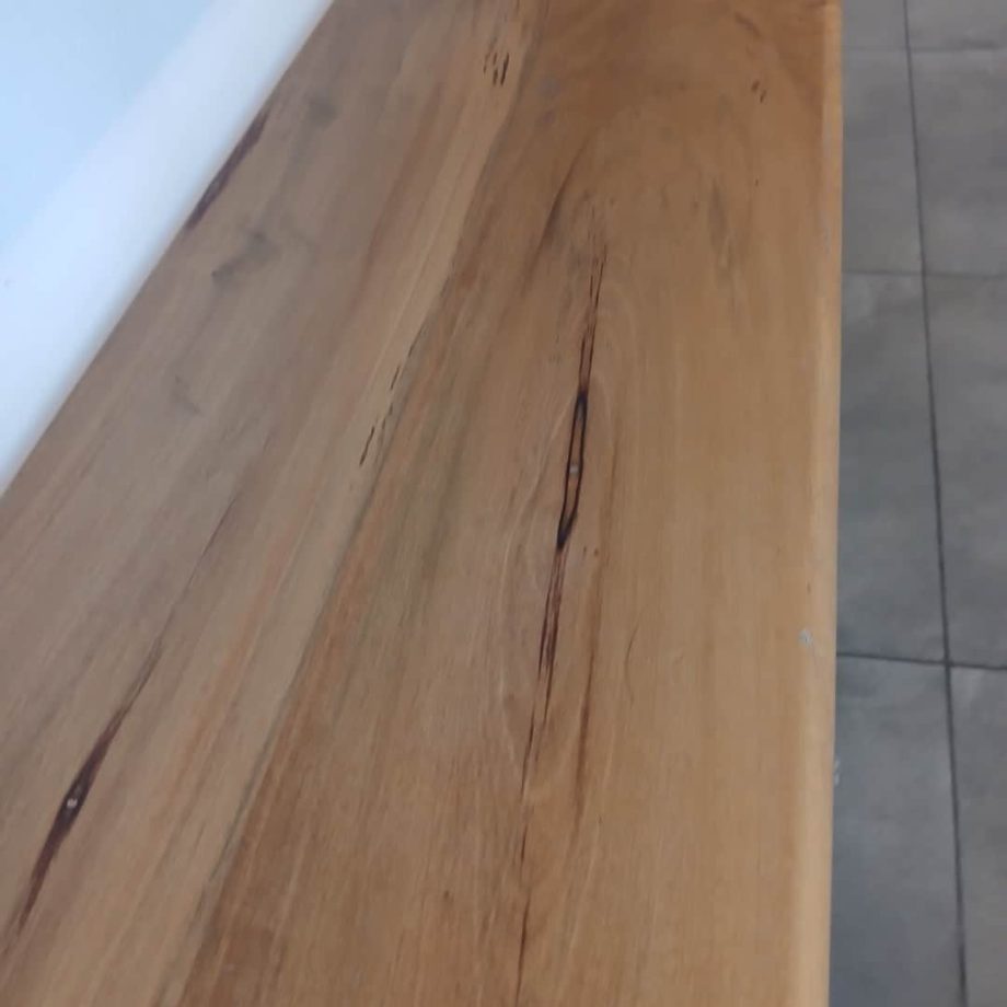 Rack en hierro y madera