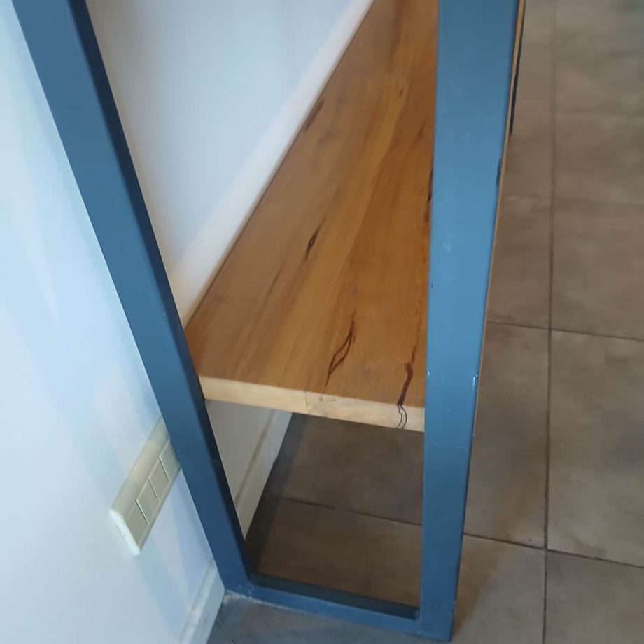 Rack en hierro y madera