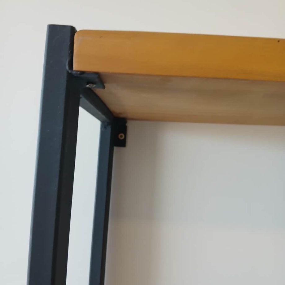 Rack en hierro y madera