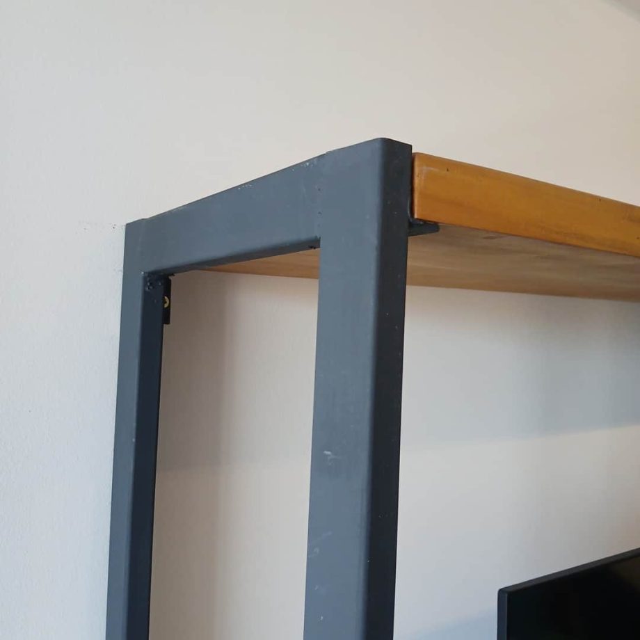 Rack en hierro y madera