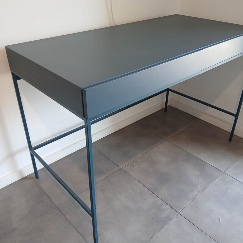 Escritorio en hierro y madera