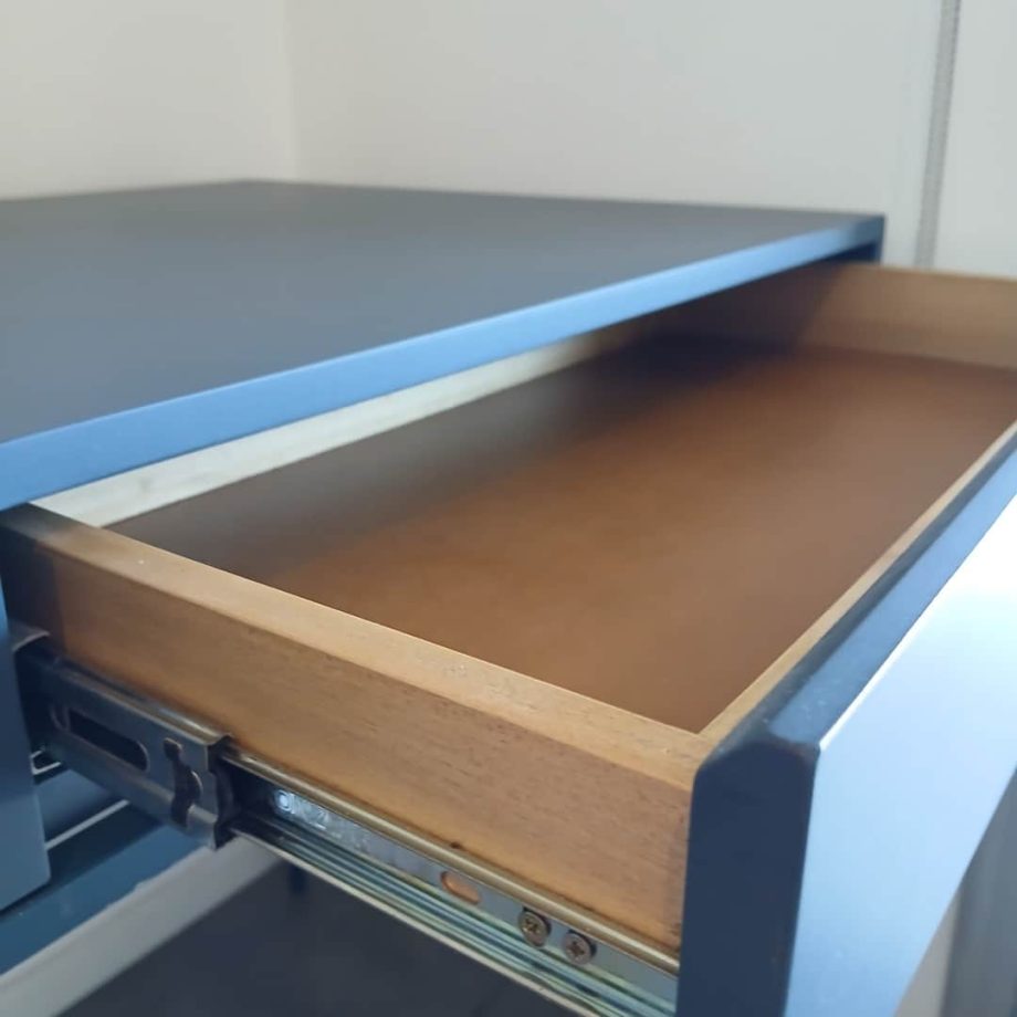 Escritorio en hierro y madera