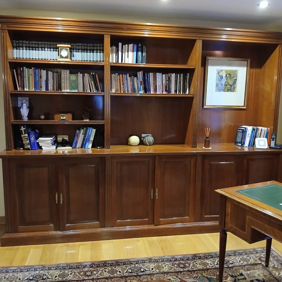 Biblioteca en madera de cerezo