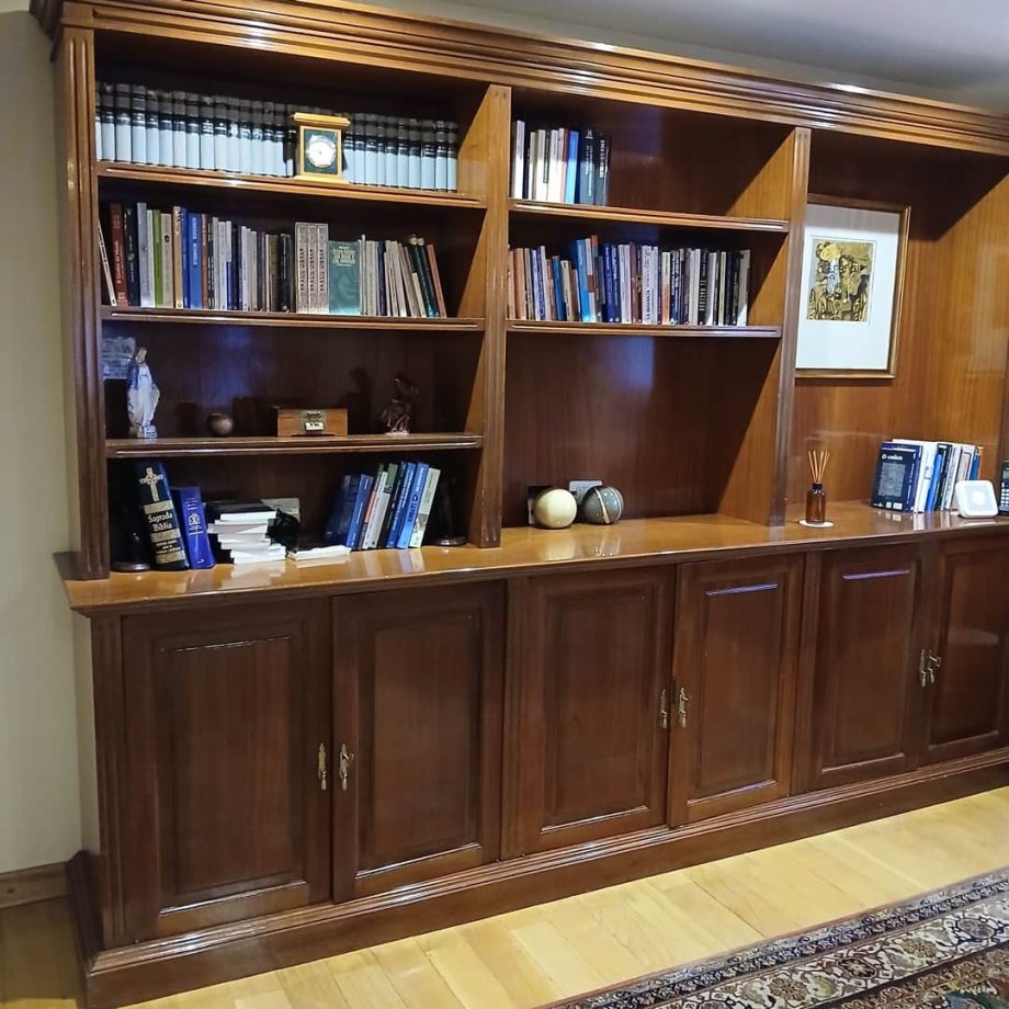 Biblioteca en madera de cerezo