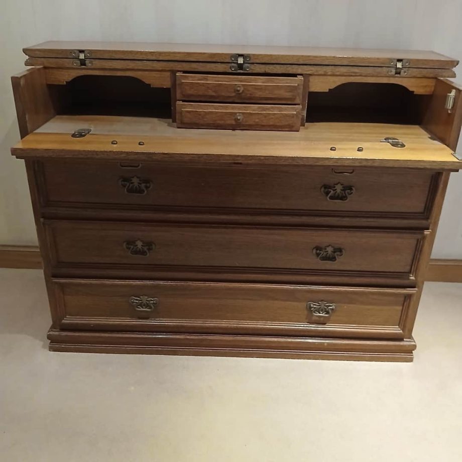 Cómoda estilo inglés con secretaire