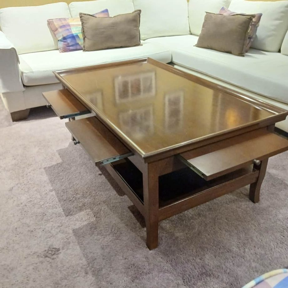 Mesa frente sofá con tablas tiré