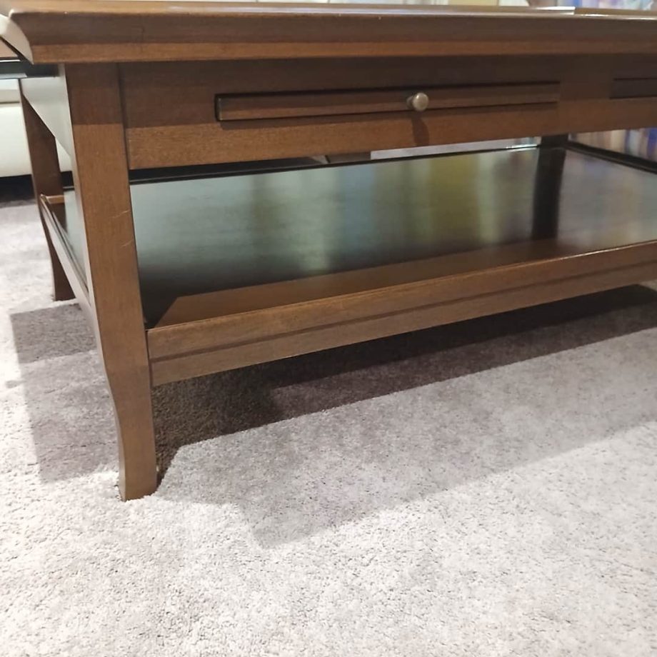 Mesa frente sofá con tablas tiré