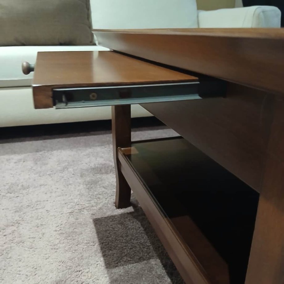 Mesa frente sofá con tablas tiré
