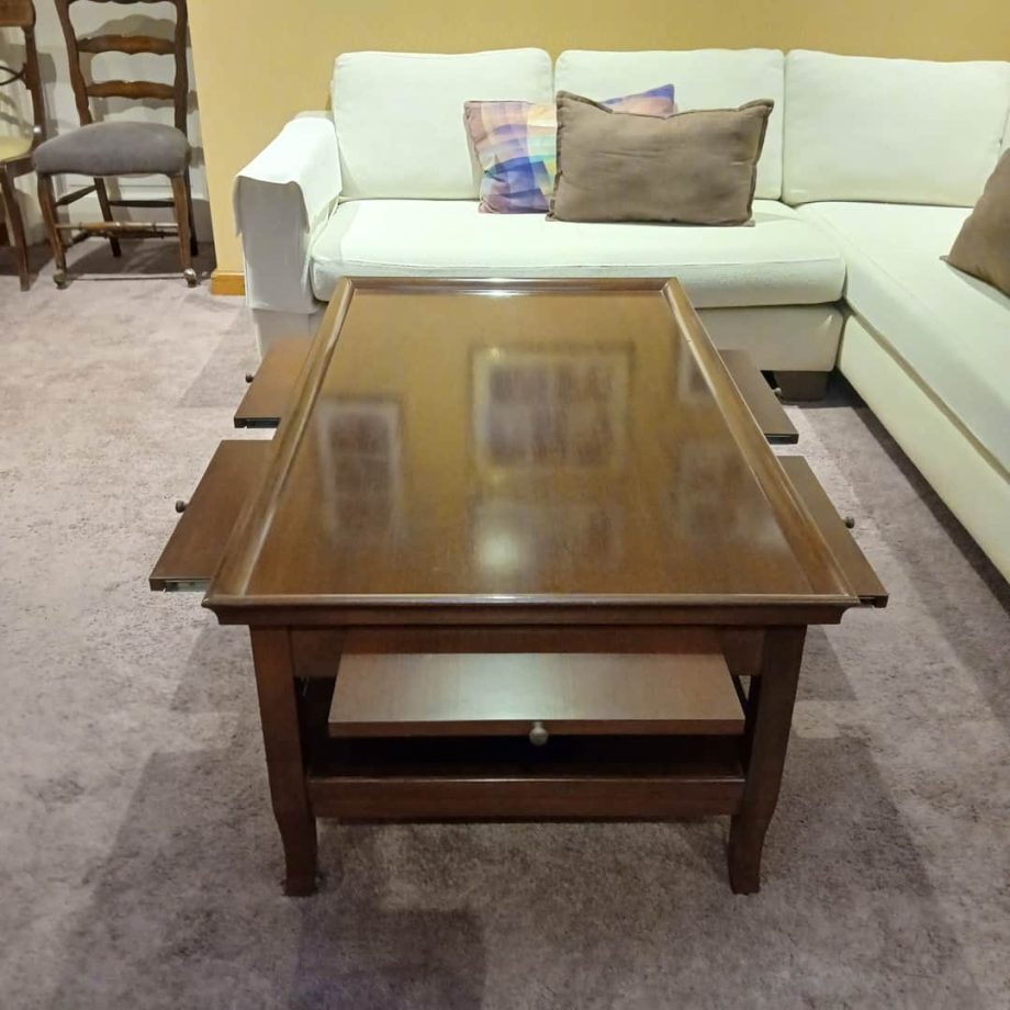 Mesa frente sofá con tablas tiré
