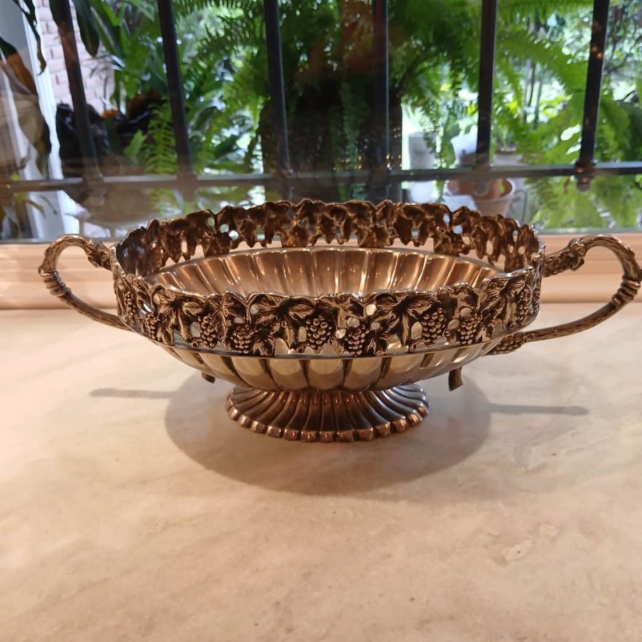 Centro de mesa en metal plateado con asas