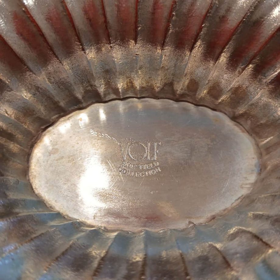 Centro de mesa en metal plateado con asas