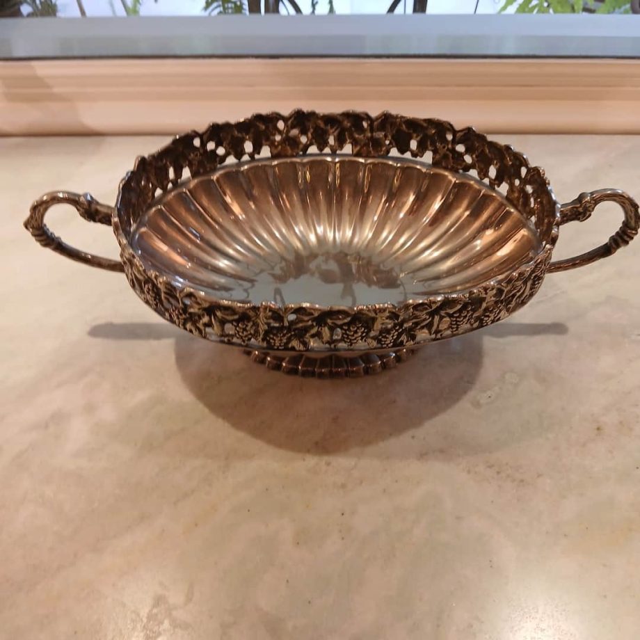 Centro de mesa en metal plateado con asas