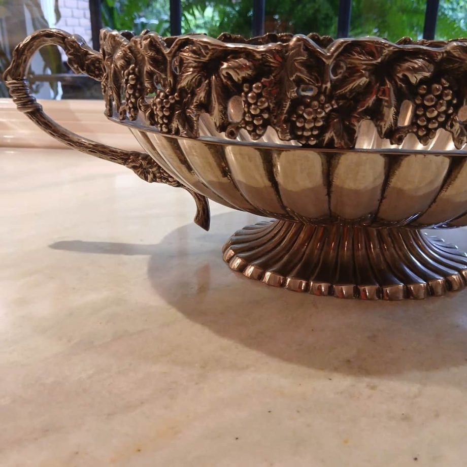 Centro de mesa en metal plateado con asas