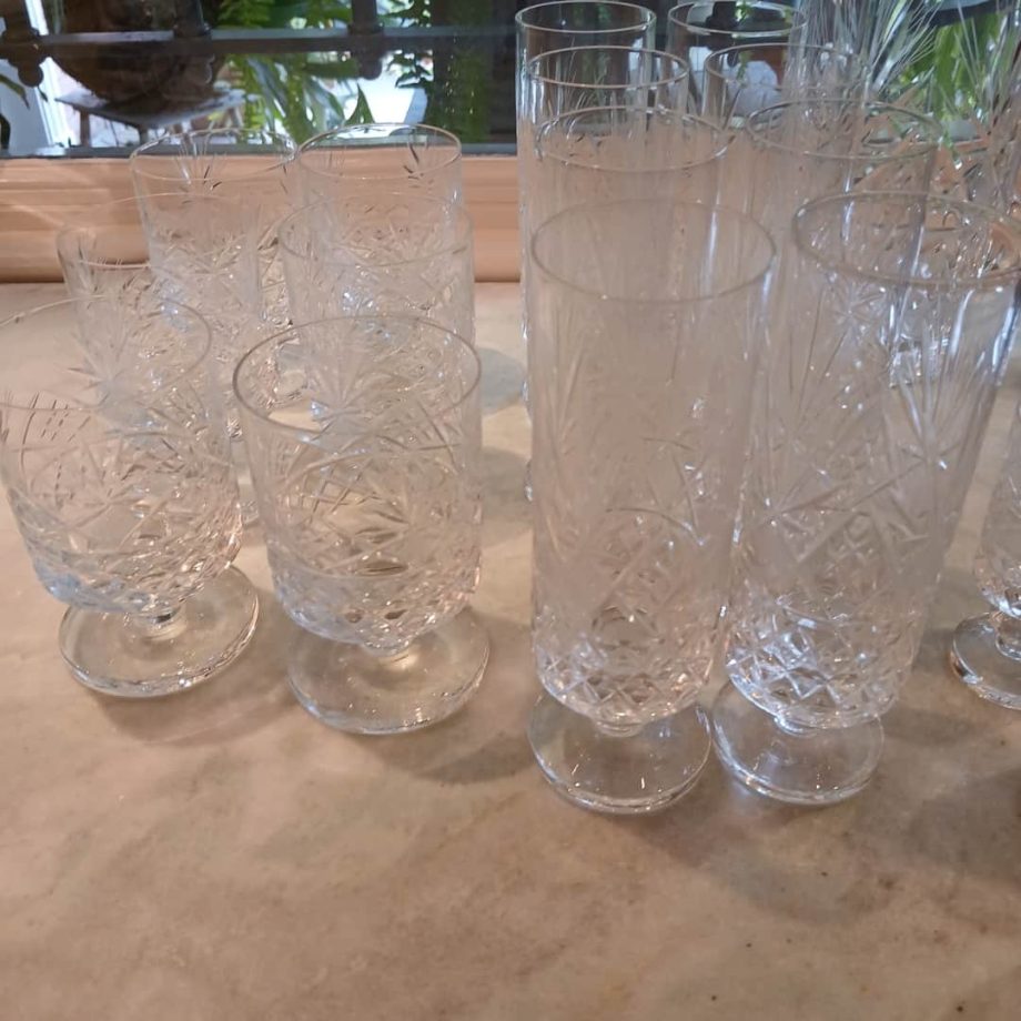Juego de copas en cristal tallado