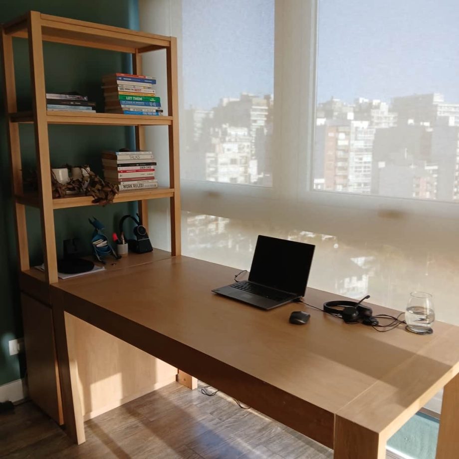 Escritorio con alzada + Silla