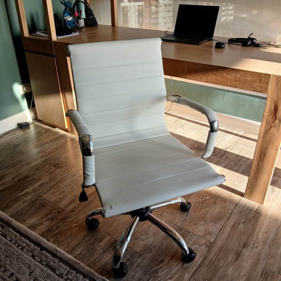 Escritorio con alzada + Silla