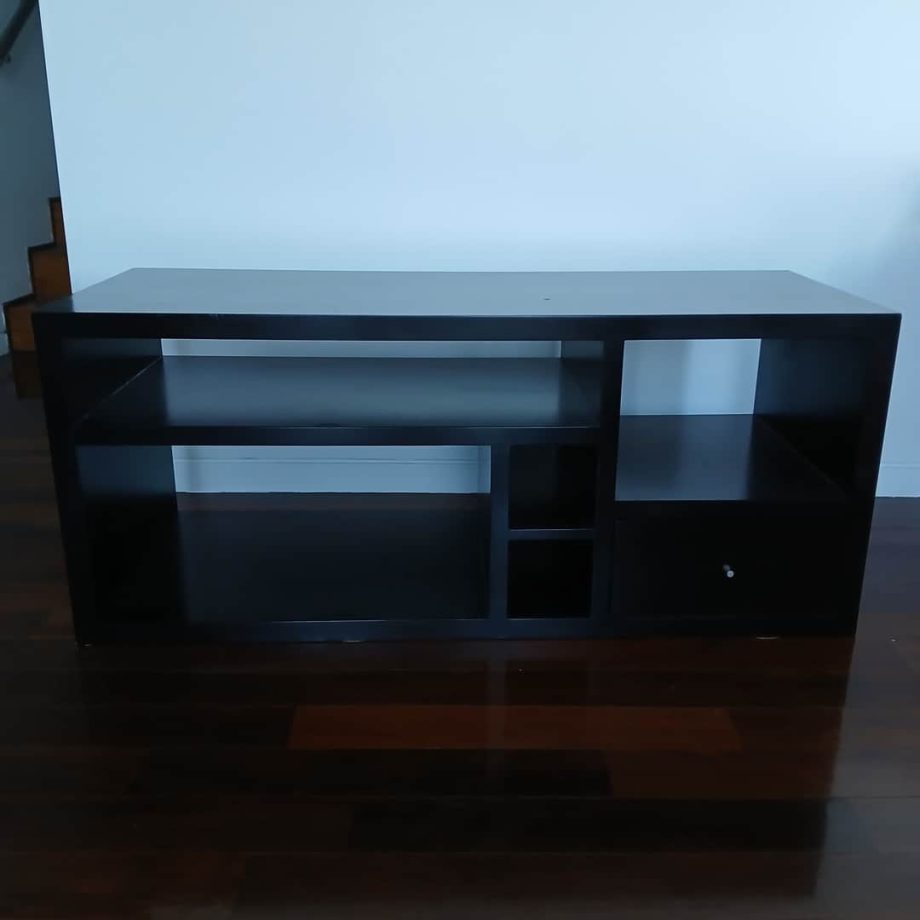 Mueble auxiliar con estantes