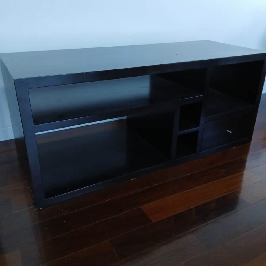 Mueble auxiliar con estantes