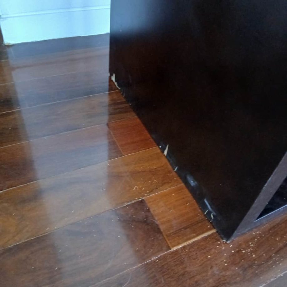 Mueble auxiliar con estantes