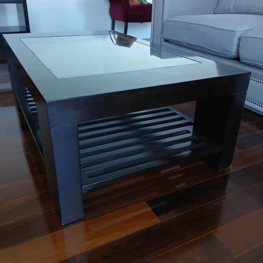 Mesa frente sofá