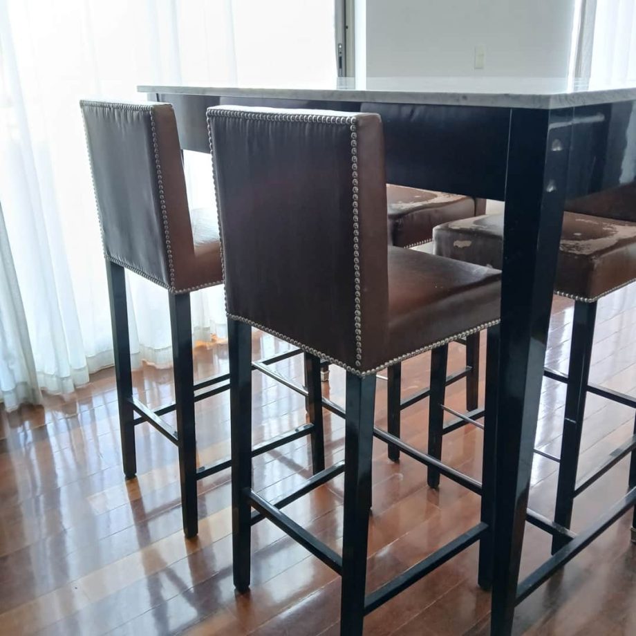 Banquetas en cuero