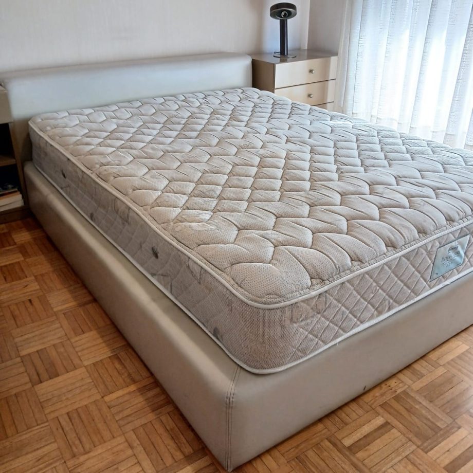 Cama con respaldo y colchón