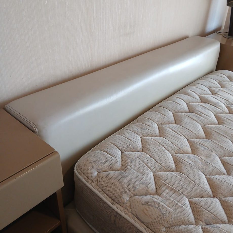 Cama con respaldo y colchón