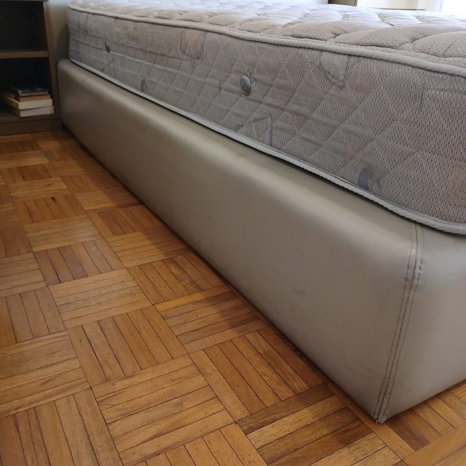 Cama con respaldo y colchón