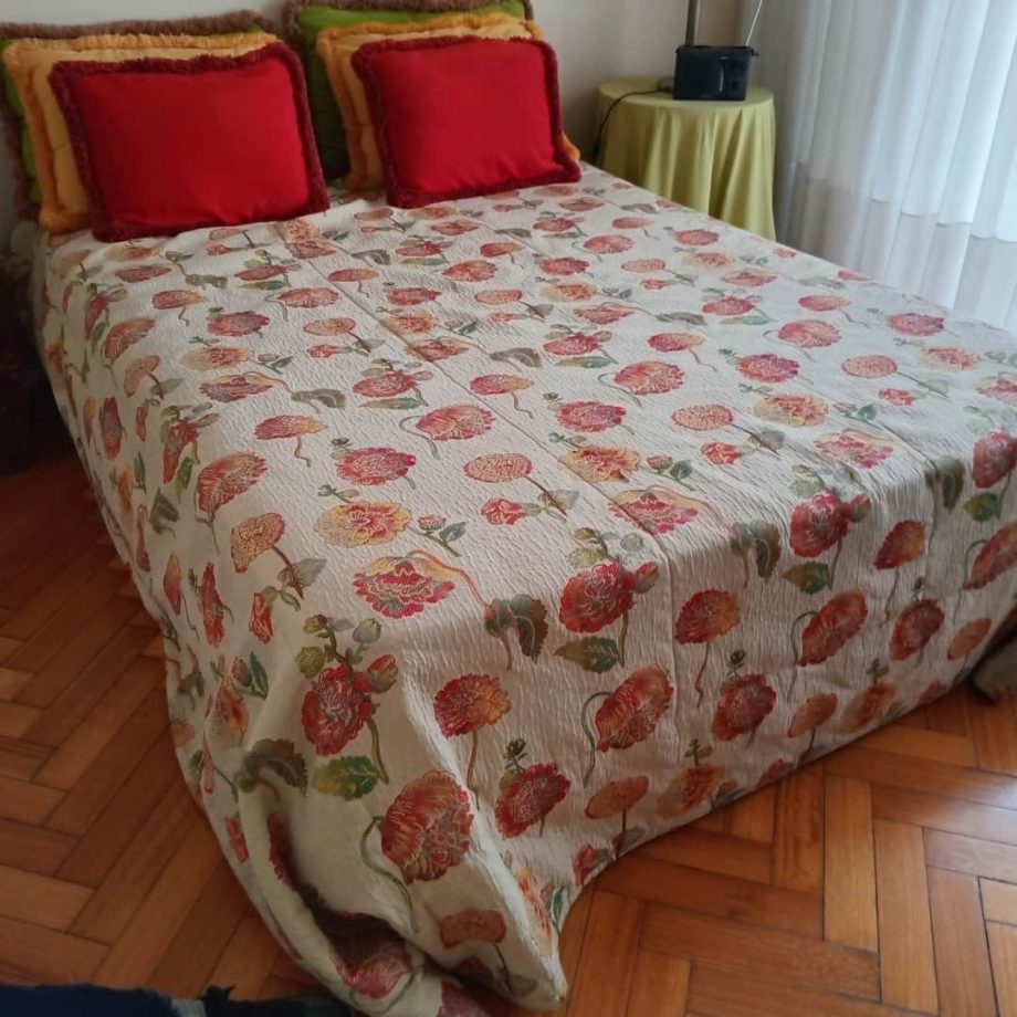 Acolchado con almohadones.