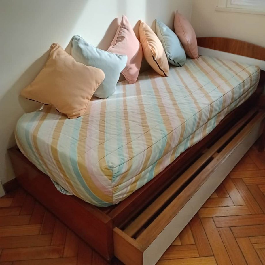 Cama con almohadones y cubre colchón