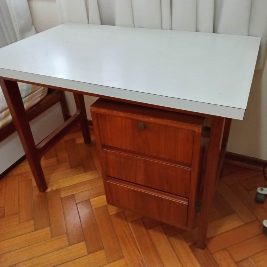 Escritorio en madera