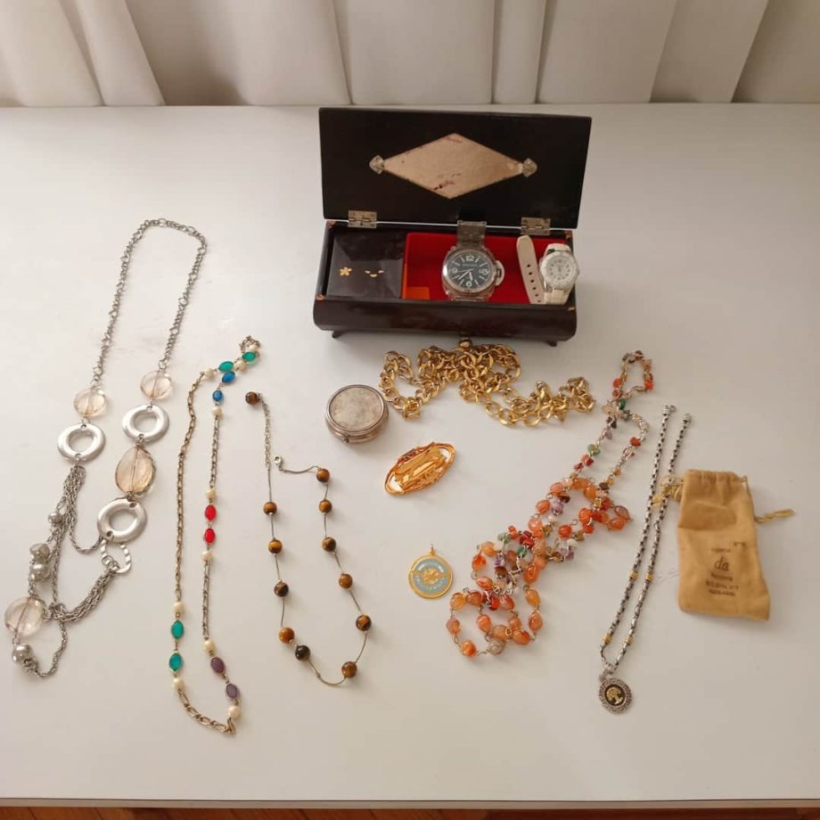 Caja con bijou y relojes.