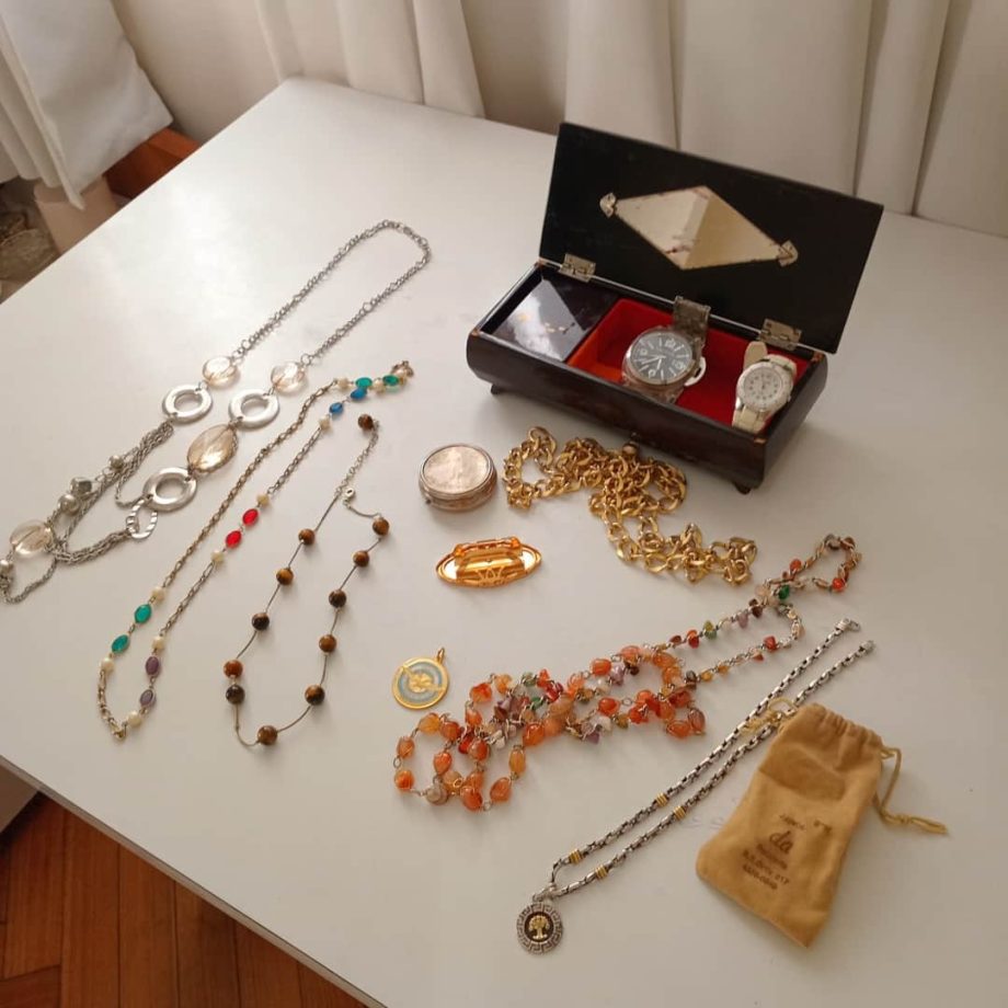 Caja con bijou y relojes.