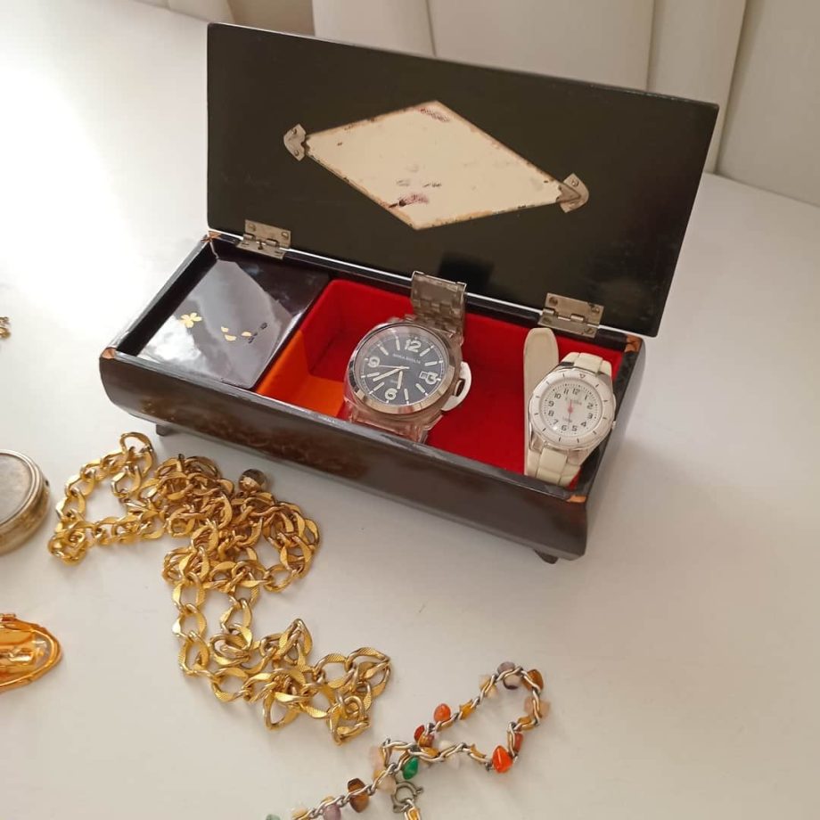 Caja con bijou y relojes.